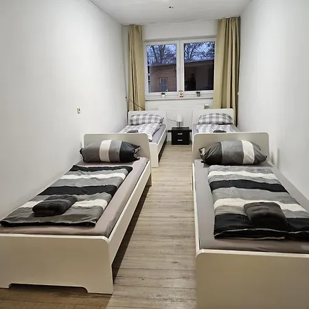 Apartment Große Voll Ausgestattete Mit 12 Betten, Wohnzimmer, Großer Küche, Parkplatz Und Garten In Leipzig-gohlis-süd