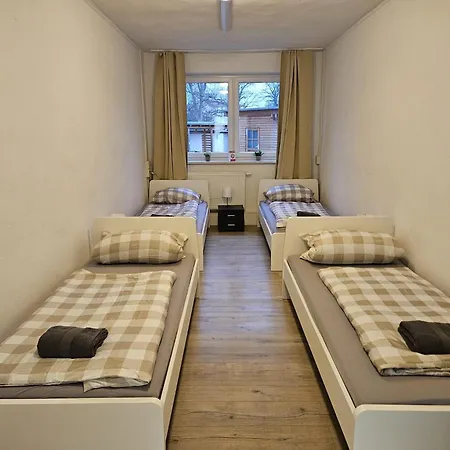 Große Voll Ausgestattete Mit 12 Betten, Wohnzimmer, Großer Küche, Parkplatz Und Garten In Leipzig-gohlis-süd * Leipzig