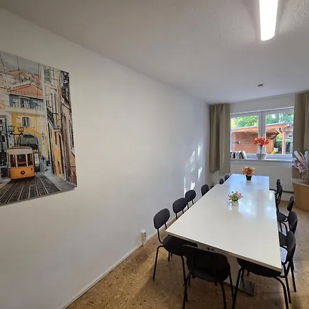 Große Voll Ausgestattete Mit 12 Betten, Wohnzimmer, Großer Küche, Parkplatz Und Garten In Leipzig-gohlis-süd Leipzig