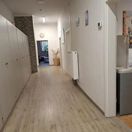 Große Voll Ausgestattete Mit 12 Betten, Wohnzimmer, Großer Küche, Parkplatz Und Garten In Leipzig-gohlis-süd