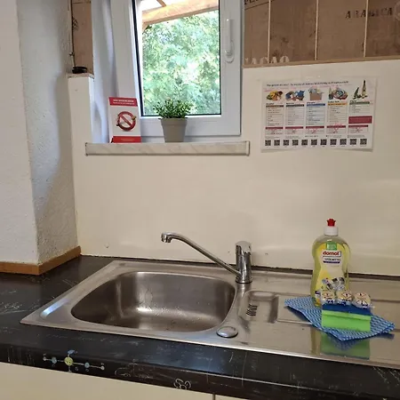 Apartment Große Voll Ausgestattete Mit 12 Betten, Wohnzimmer, Großer Küche, Parkplatz Und Garten In Leipzig-gohlis-süd Leipzig